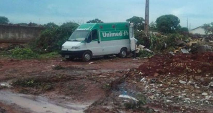 Ambulância da Unimed é flagrada descartando lixo em Econponto