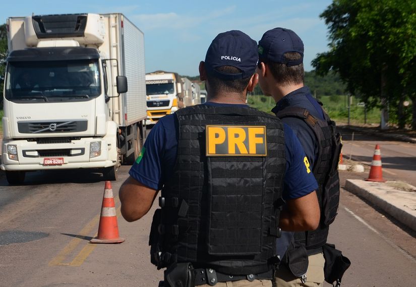 PRF apreende tabletes de cocaína em ônibus