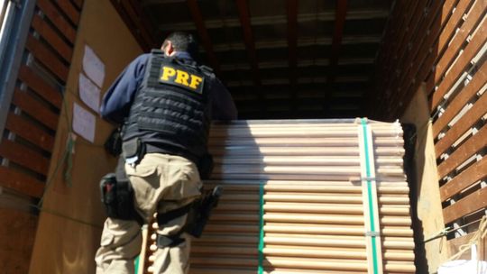 PRF apreende 100m³ de madeira que estavam sendo transportados ilegalmente pela BR-364 no MT