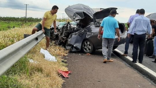 Acidente envolvendo Corolla e carreta mata servidor público de MT na BR-158