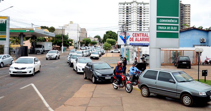 Consumidor faz fila para pagar 32% a menos no combustível