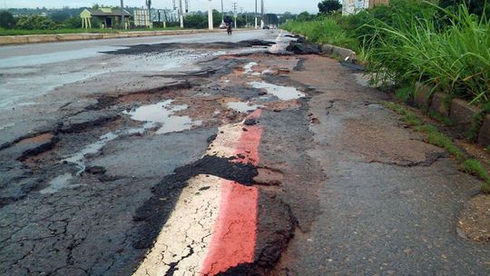 Tapa-buraco feito pela Coder é levado pela chuva e estragos ameaçam motoristas