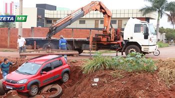Condutora fica presa dentro de cratera de obra de prefeitura