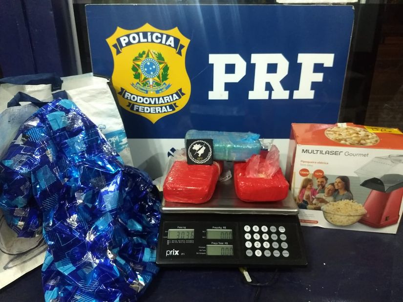 Passageira é detida com três quilos de cocaína embalados como presente