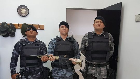 Fuzil de fabricação alemã apreendido com bandidos é doado para a Força Tática