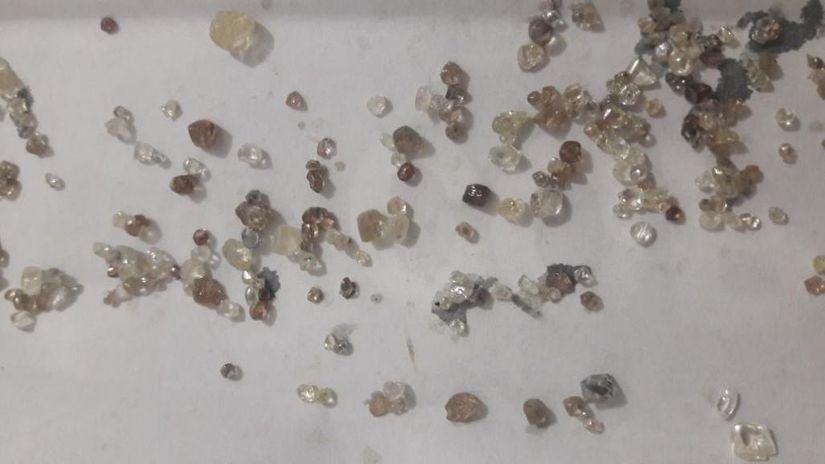 PM prende um e recupera quase 280 diamantes roubados em Guiratinga