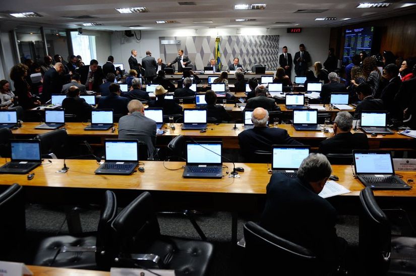 Comissão no Senado aprova fim do foro privilégio para crimes comuns