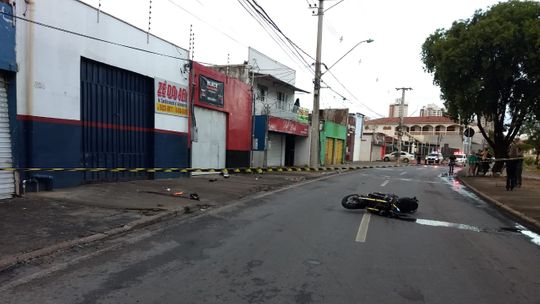 Motociclista perde controle da direção em fuga, bate em poste e garupa morre 