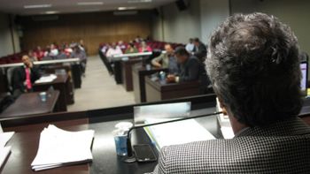 População vai às ruas contra aumento de benefício dos vereadores