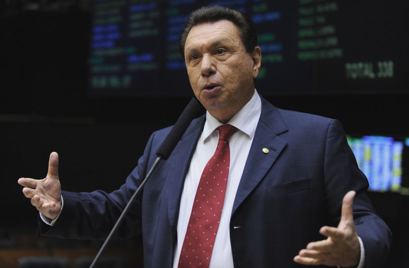 Deputado Carlos Bezerra vota em favor de recurso apresentado por ex-presidente da Câmara