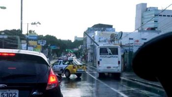 Ônibus perde controle e derruba poste na Avenida Isaac Póvoas