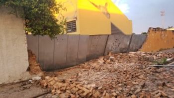 Prefeitura instala cerca de contenção para proteger parte do muro do Estádio Dutrinha