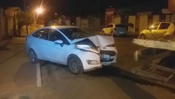 Professora é presa após bater carro em poste no CPA 3