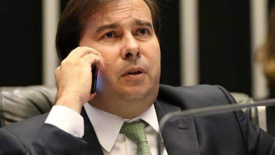Rodrigo Maia anuncia que PECs podem tramitar na Câmara durante intervenção no RJ