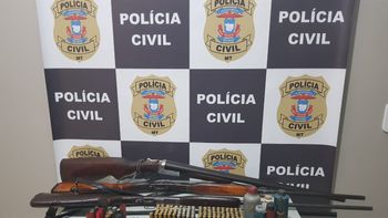 Homem é flagrado com 3 armas e mais de 100 munições durante cumprimento de mandado