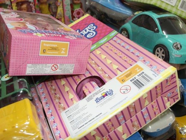 Brinquedos e luminárias de natal são alvos de fiscalização em lojas de MT