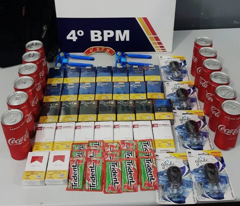 Dupla é presa ao ser flagrada furtando cigarros e refrigerante de conveniência de posto 