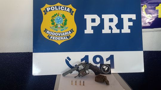 Passageira é flagrada pela PRF com arma e droga em ônibus
