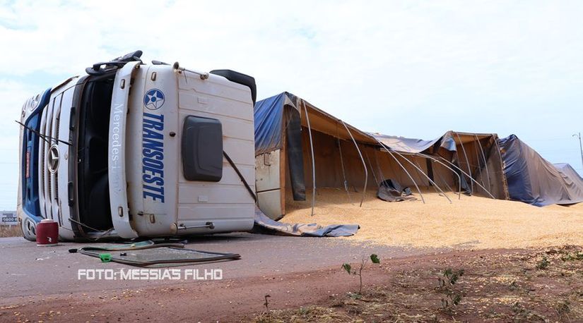 Carreta tomba no Anel Viário em Rondonópolis e populares tentam saquear carga