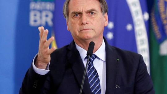 Presidente Jair Bolsonaro assina ficha de desfiliação do PSL