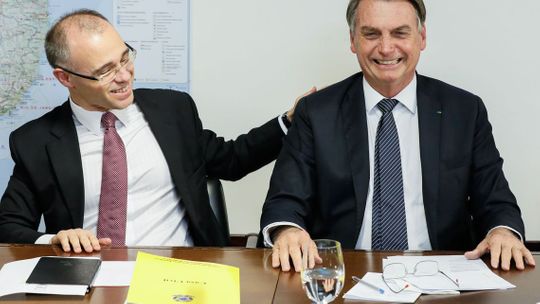 Bolsonaro retira sigilo bancário de operações com recursos públicos