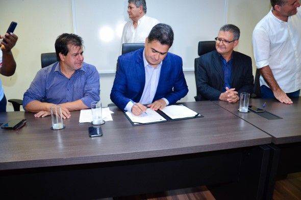 Prefeito sanciona lei do piso nacional aos Agentes Comunitários de Saúde e de Combate às Endemias