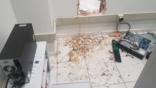 Ladrões invadem agência e abandonam ferramentas com a chegada da polícia