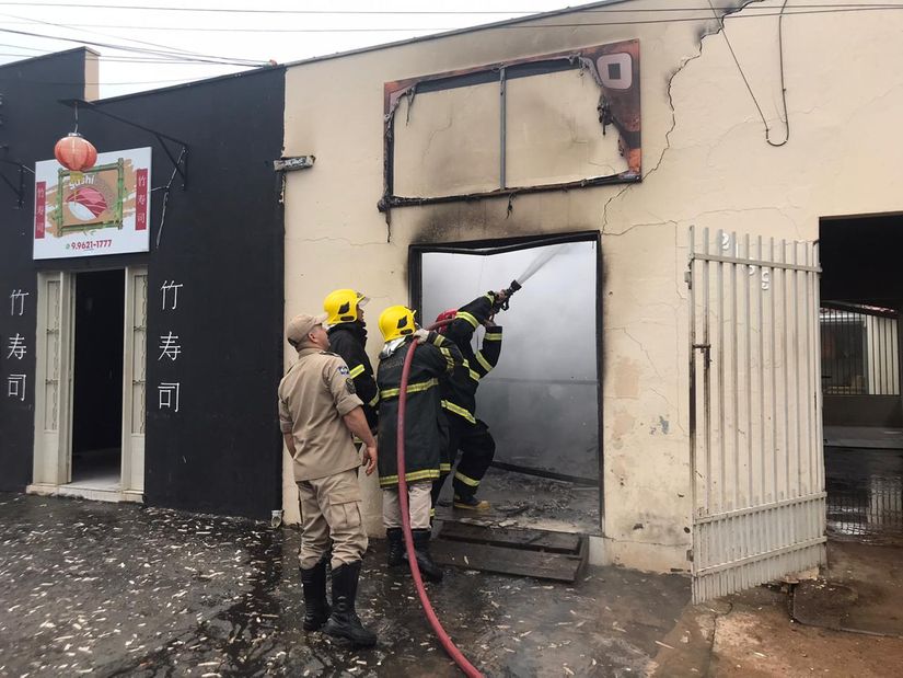Estabelecimento e veículos são destruídos pelo fogo no centro de Rondonópolis