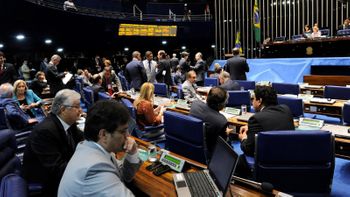 Em cinco sessões, deputados limpam pauta e suspendem recesso