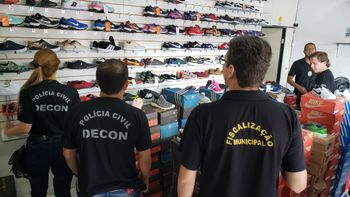 Mais de 300 pares de tênis falsificados são apreendidos em operação da Polícia Civil