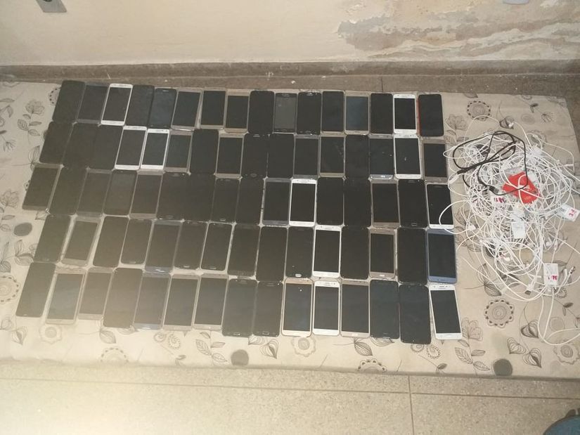 Agentes encontram mais de 70 celulares escondidos em forro de sala da PCE 