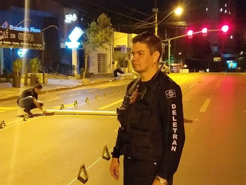 Polícia fecha avenida e faz reconstituição de acidente que matou dois jovens em Cuiabá