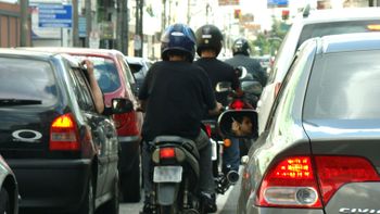 Câmara aprova trânsito de motocicletas entre veículos em fila