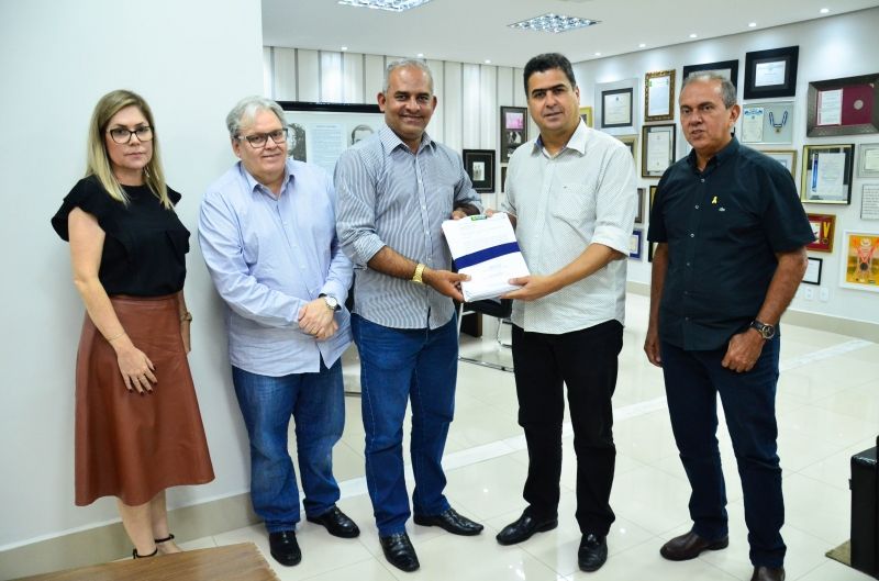 Prefeito entrega estudo técnico da licitação do transporte coletivo