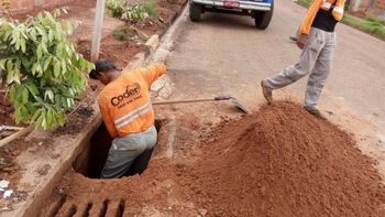 Lixo jogado pela população entope bueiros em Rondonópolis