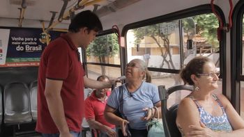Thiago Silva visita terminais de ônibus e ouve demandas da população