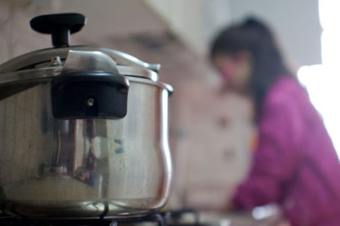 Mulheres dedicam a afazeres domésticos o dobro de horas dos homens