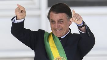 Bolsonaro assina decreto que fixa salário mínimo em R$ 998 em 2019