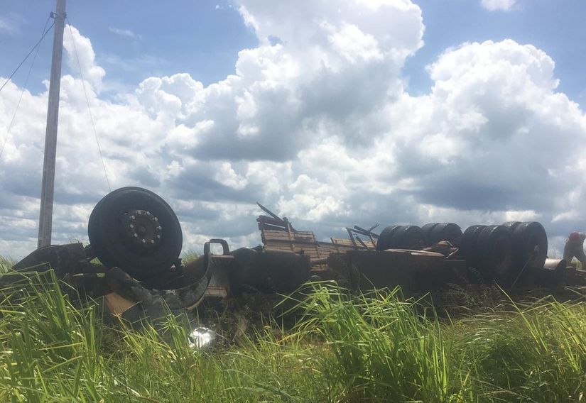 Homem morre após caminhão carregado de gado tombar na MT-480 