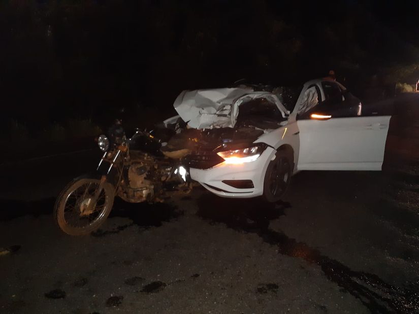 Acidente entre motocicleta e carro deixa uma pessoa morta e outra gravemente ferida na MT-060