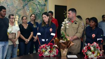 Depois de “mancada” em homenagem, Zé do Pátio entrega honraria a equipe do Samu