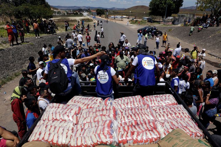 Governo informa que dois caminhões com ajuda entraram na Venezuela