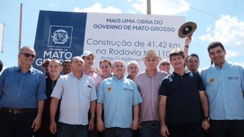 Taques lança pavimentação e entrega maquinários em Guiratinga