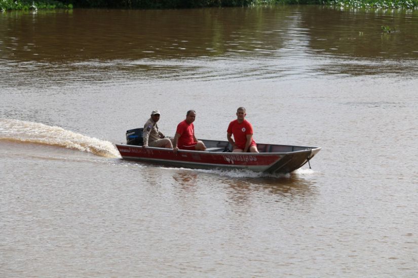 Canoa com família vira e criança de 12 anos desaparece no rio Paraguai 