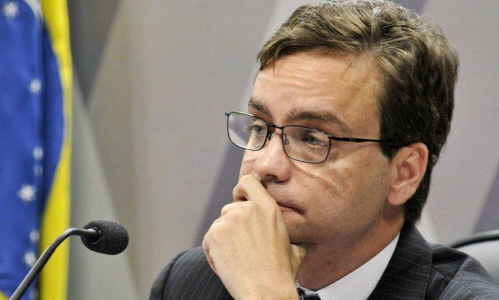 Ministro visita única criança brasileira que está só em abrigo nos EUA