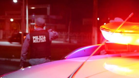 Vítima engasga durante roubo e acaba sendo baleado nas costas por ladrão 