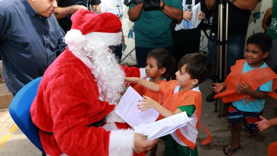 Crianças do Cras Getúlio Vargas entregaram pessoalmente as cartinhas para o Papai Noel