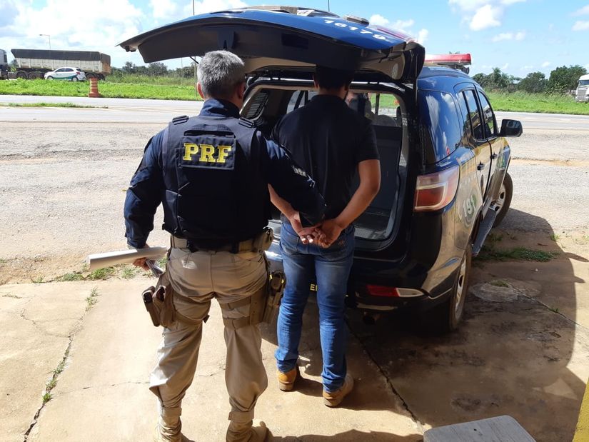 Motorista de 30 anos é preso após derrubar radar com veículo na BR-364