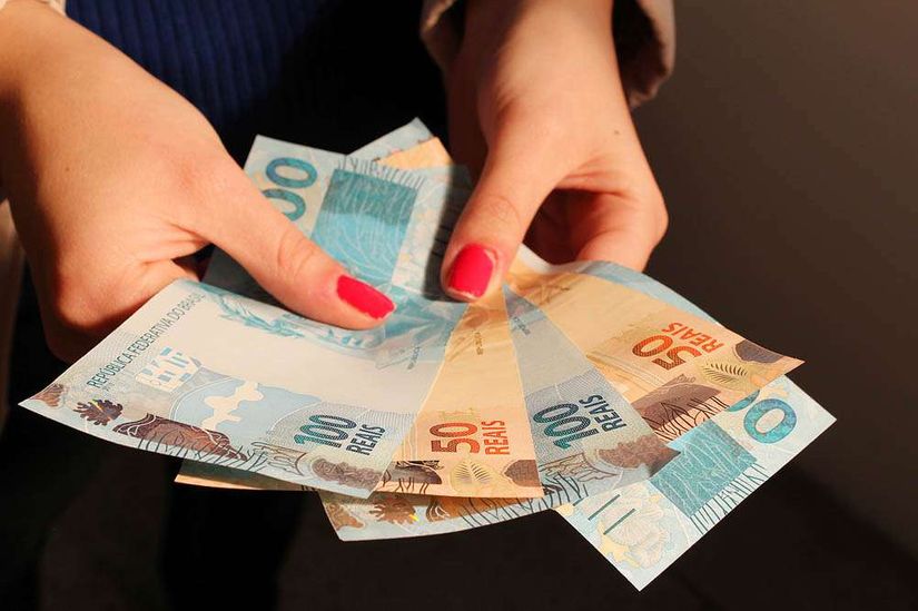 36% dos trabalhadores que sacaram FGTS inativo usaram o dinheiro para pagar dívidas, mostra levantam