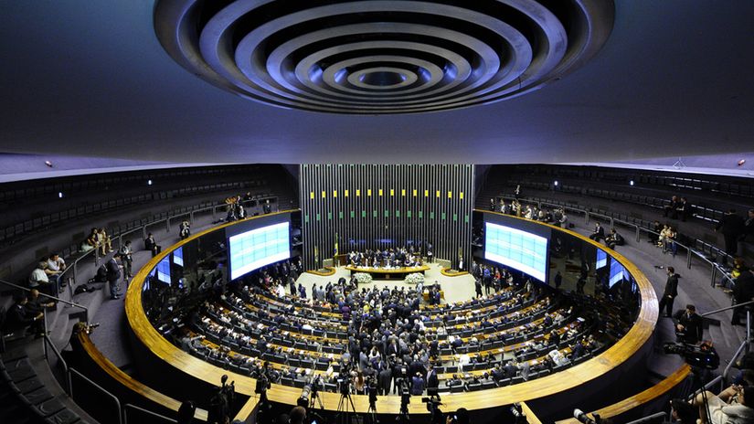 Câmara aprova texto que permite à polícia agir para proteger mulheres